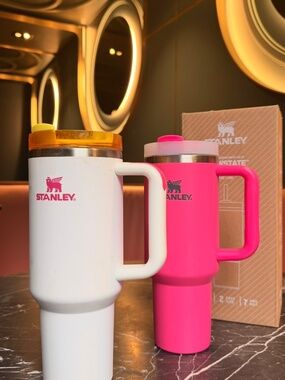 Stanley Quencher édition White Neon H2.0 FlowState Tumbler – 40 oz (1,18 L) – Ne